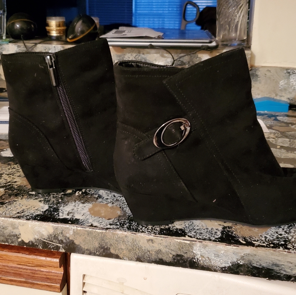 New black zipper booties 8W Impo